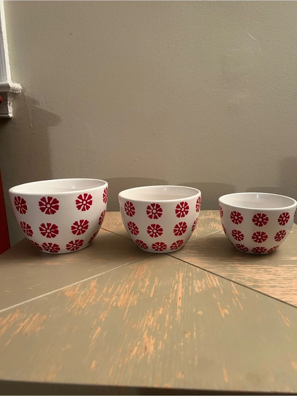 Vintage 90s/00s White Ceramic Nesting Bowls with Red Snowflake Motif - Set of 3